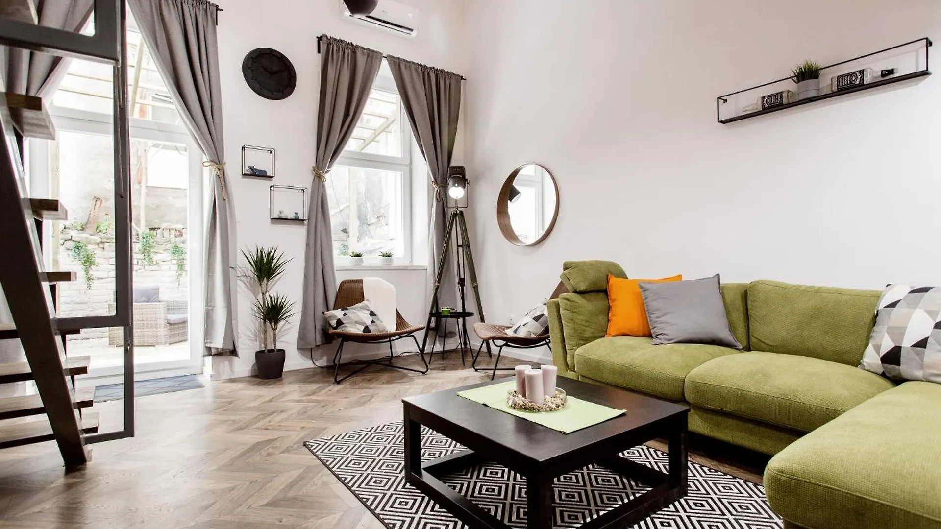 Walk To Nightlife From Elegant And Quiet Apartment Budapeşte