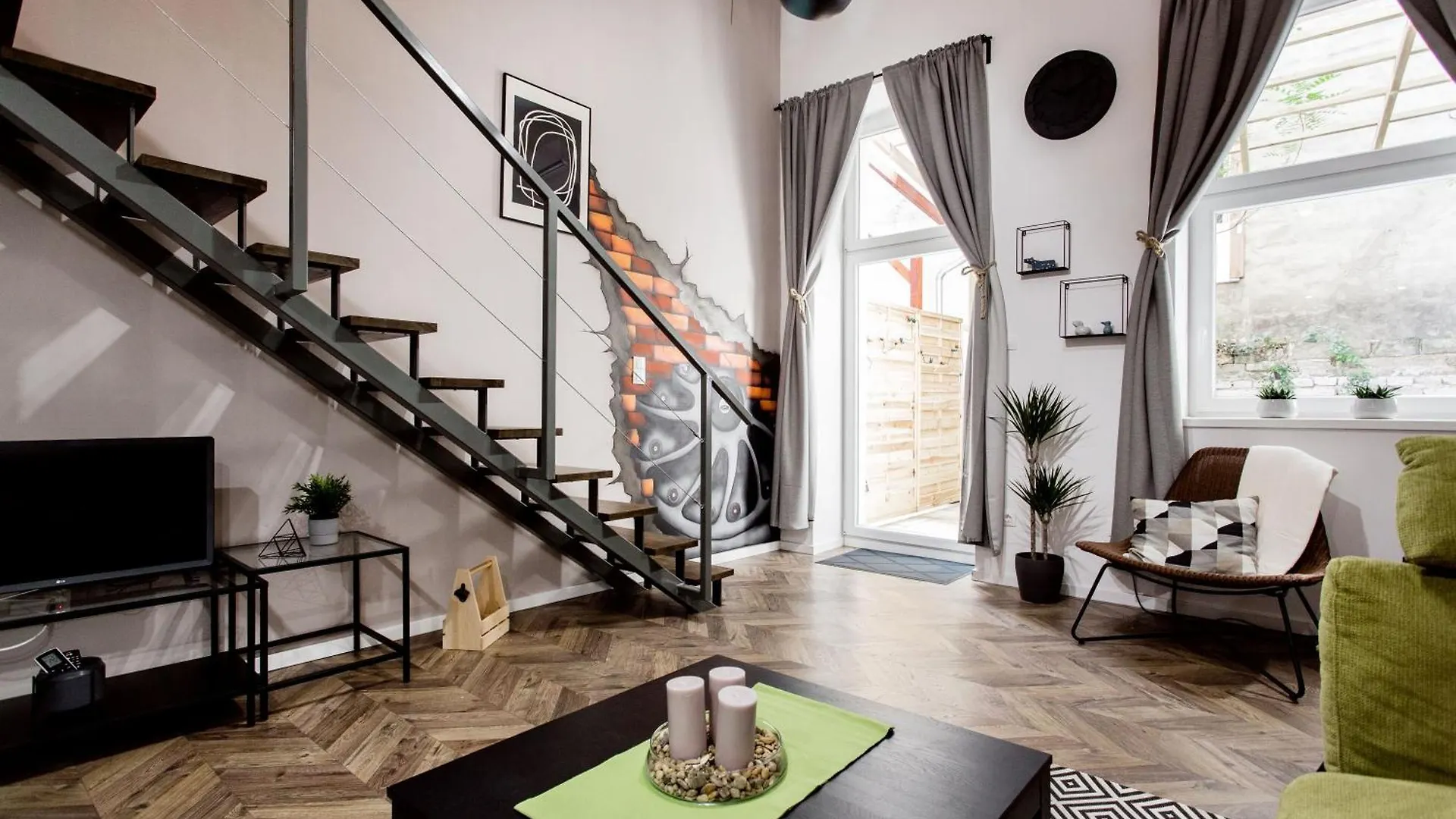 Walk To Nightlife From Elegant And Quiet Apartment Budapeşte