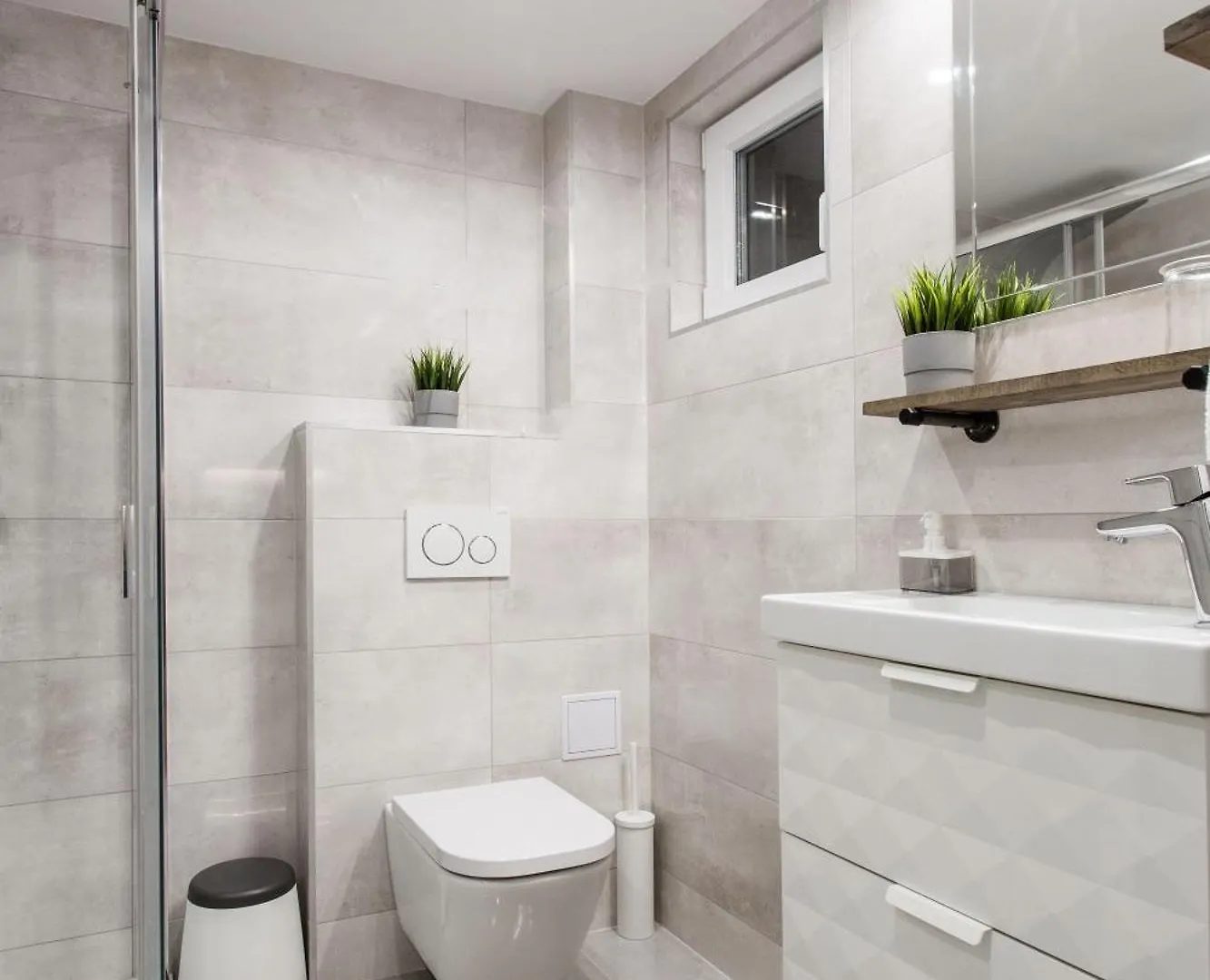 Walk To Nightlife From Elegant And Quiet Apartment Budapest