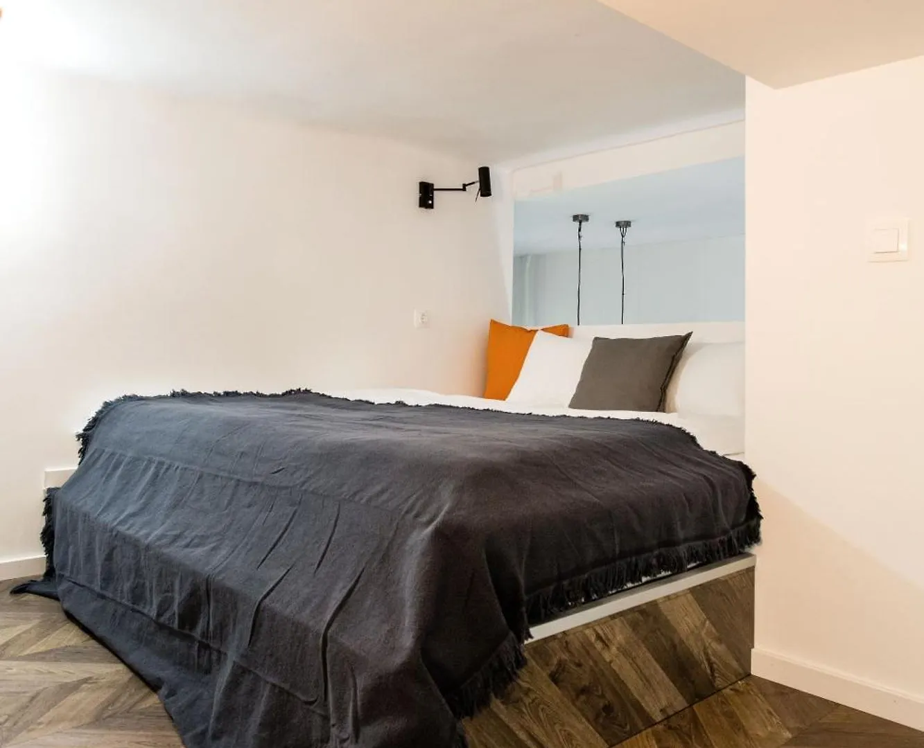 Walk To Nightlife From Elegant And Quiet Apartment Budapest