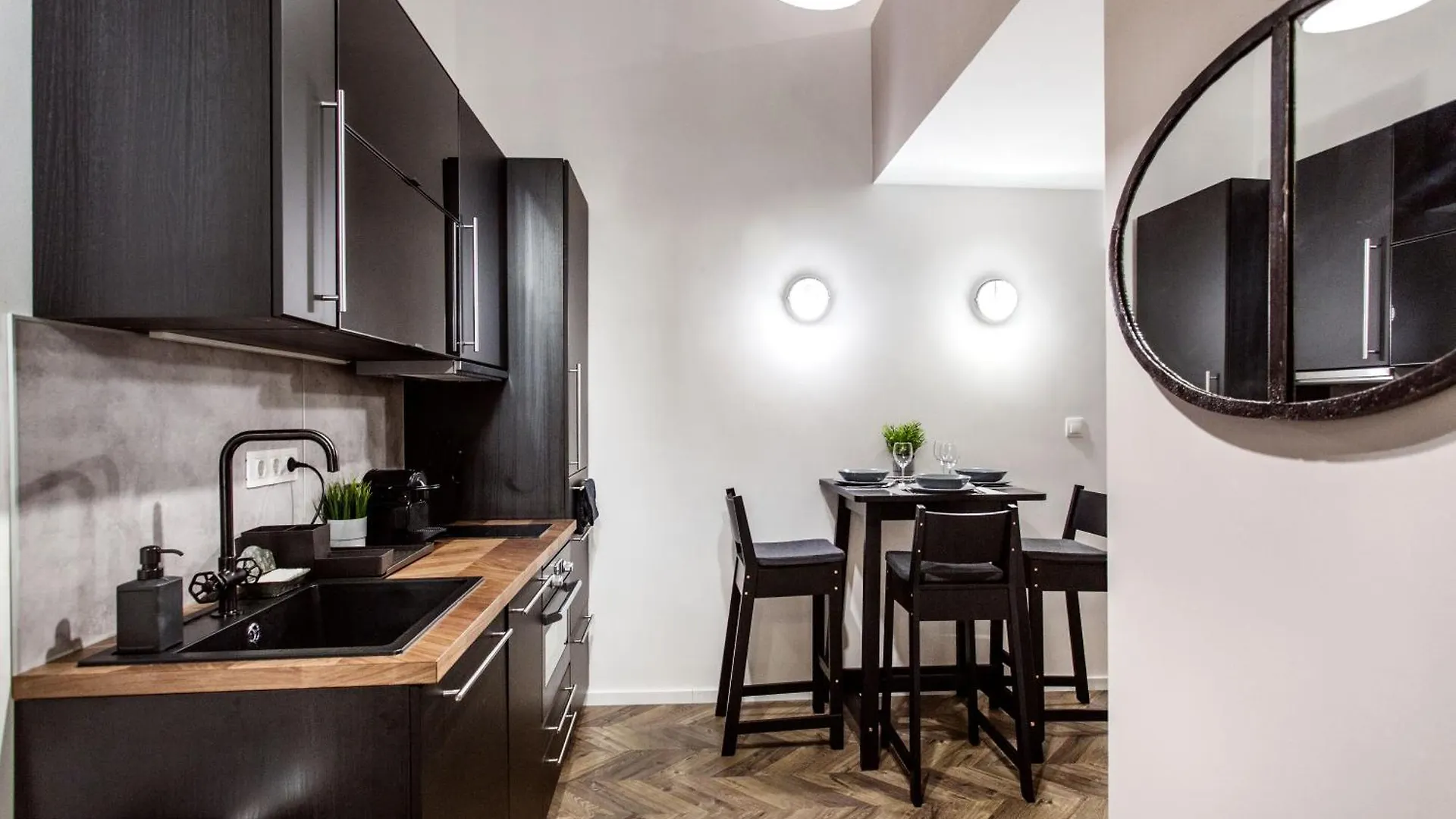Walk To Nightlife From Elegant And Quiet Apartment Budapest