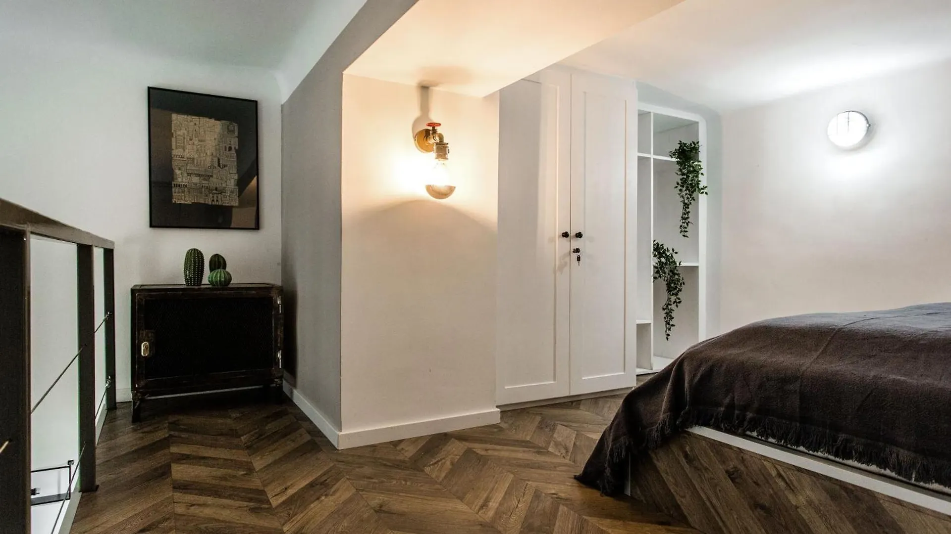 Walk To Nightlife From Elegant And Quiet Apartment Budapest